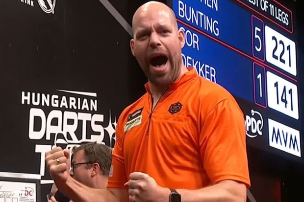 Watch darts star hit incredible 9-darter for first time ever after struggles COUNTING against Englishman Stephen Bunting